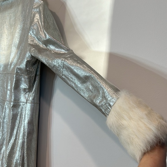 BEBE Silver metallic leather white fur trim collar/cuff trench coach large Y2K - Picture 10 of 12